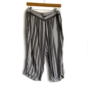 Kavu striped casual capri pants slits at hem sz Large grey front pockets